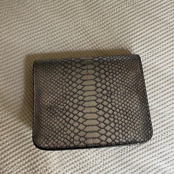 Silver colore snake texture clutch - Picture 2 of 5